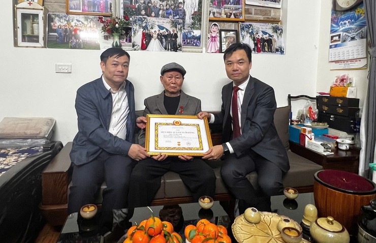 Phó Bí thư Thường trực Đảng uỷ xã Bát Tràng trao Huy hiệu Đảng tại nhà; thăm, tặng quà gia đình chính sách, hộ khó khăn dịp Tết Nguyên đán Bính Ngọ 2026- Ảnh 4.