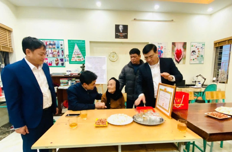 Thường trực Đảng ủy xã Vĩnh Thanh trao tặng Huy hiệu 60 năm tuổi Đảng tại nhà cho đảng viên Nguyễn Thị Thư- Ảnh 1.