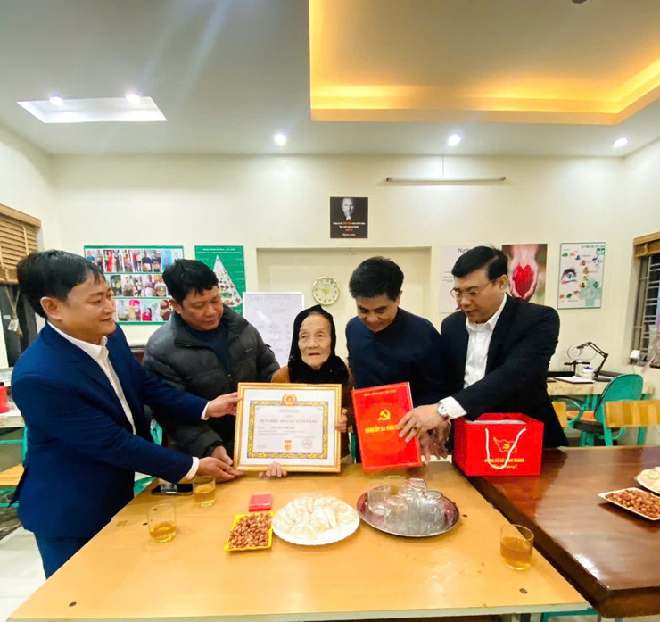 Thường trực Đảng ủy xã Vĩnh Thanh trao tặng Huy hiệu 60 năm tuổi Đảng tại nhà cho đảng viên Nguyễn Thị Thư- Ảnh 2.