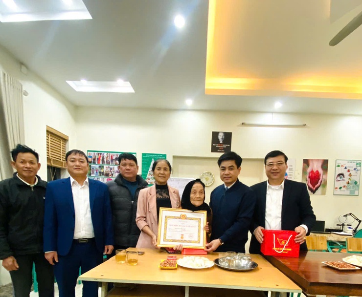 Thường trực Đảng ủy xã Vĩnh Thanh trao tặng Huy hiệu 60 năm tuổi Đảng tại nhà cho đảng viên Nguyễn Thị Thư- Ảnh 3.