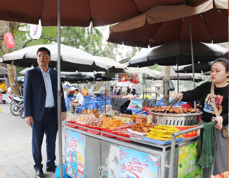 Đồng chí Ngô Văn Hùng – Phó Chủ tịch UBND xã  Quốc Oai dâng hương đầu xuân và kiểm tra công tác chuẩn bị Lễ hội đầu Xuân tại các Di tích trên địa bàn x ã- Ảnh 9.