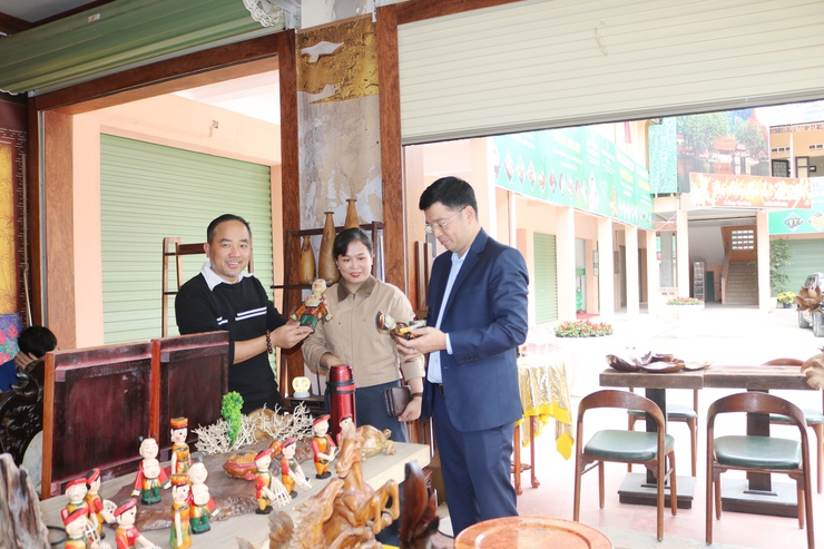 Đồng chí Ngô Văn Hùng – Phó Chủ tịch UBND xã  Quốc Oai dâng hương đầu xuân và kiểm tra công tác chuẩn bị Lễ hội đầu Xuân tại các Di tích trên địa bàn x ã- Ảnh 6.