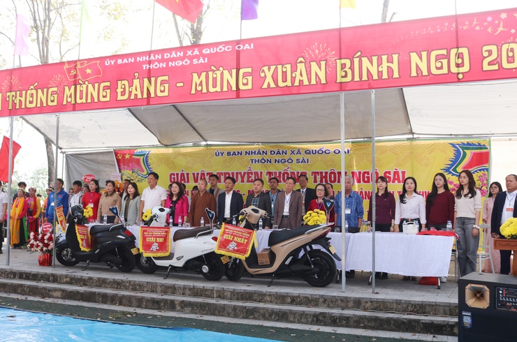 Đồng chí Phùng Văn Tài- Phó bí thư Thường trực Đảng uỷ và đồng chí Nguyễn Trung Thành- Phó Bí thư Đảng uỷ, Chủ tịch UBND xã dự Khai mạc Giải vật truyền thống Hội vật Ngô Sài Xuân Bính Ngọ 2026- Ảnh 2.