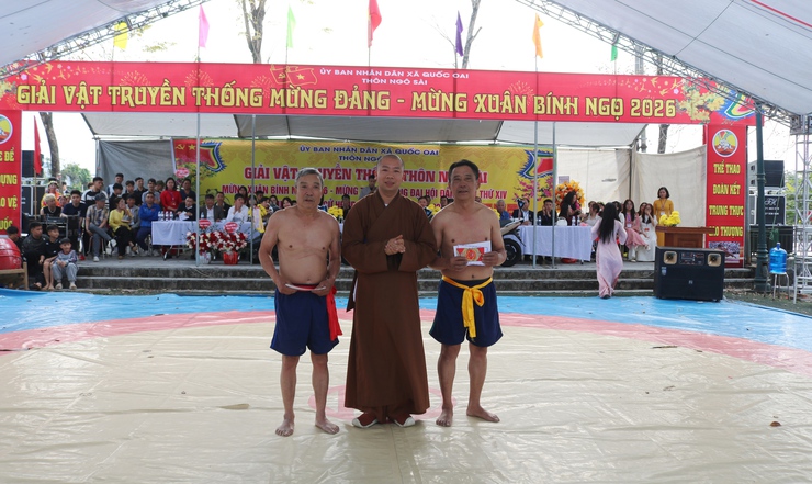 Đồng chí Phùng Văn Tài- Phó bí thư Thường trực Đảng uỷ và đồng chí Nguyễn Trung Thành- Phó Bí thư Đảng uỷ, Chủ tịch UBND xã dự Khai mạc Giải vật truyền thống Hội vật Ngô Sài Xuân Bính Ngọ 2026- Ảnh 11.