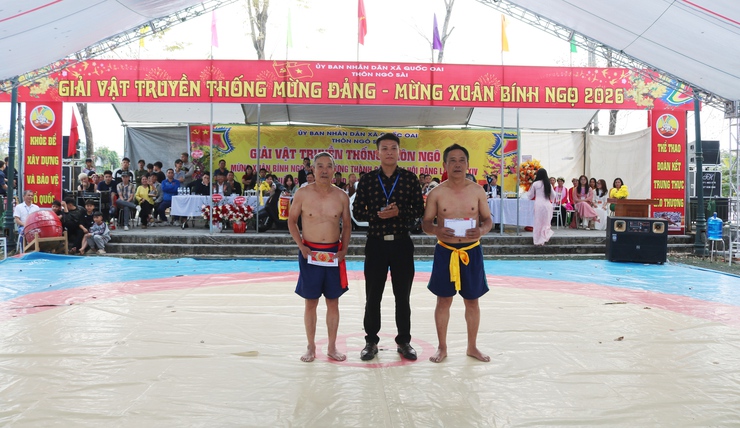 Đồng chí Phùng Văn Tài- Phó bí thư Thường trực Đảng uỷ và đồng chí Nguyễn Trung Thành- Phó Bí thư Đảng uỷ, Chủ tịch UBND xã dự Khai mạc Giải vật truyền thống Hội vật Ngô Sài Xuân Bính Ngọ 2026- Ảnh 12.