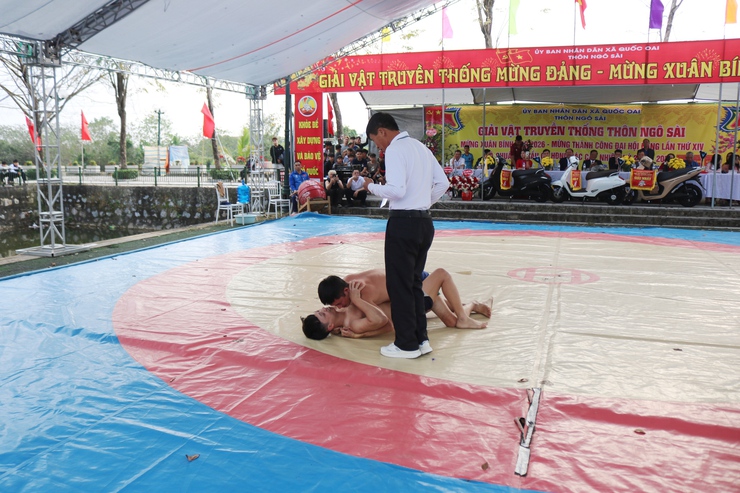 Đồng chí Phùng Văn Tài- Phó bí thư Thường trực Đảng uỷ và đồng chí Nguyễn Trung Thành- Phó Bí thư Đảng uỷ, Chủ tịch UBND xã dự Khai mạc Giải vật truyền thống Hội vật Ngô Sài Xuân Bính Ngọ 2026- Ảnh 13.