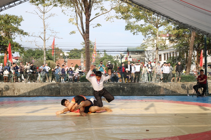 Đồng chí Phùng Văn Tài- Phó bí thư Thường trực Đảng uỷ và đồng chí Nguyễn Trung Thành- Phó Bí thư Đảng uỷ, Chủ tịch UBND xã dự Khai mạc Giải vật truyền thống Hội vật Ngô Sài Xuân Bính Ngọ 2026- Ảnh 14.