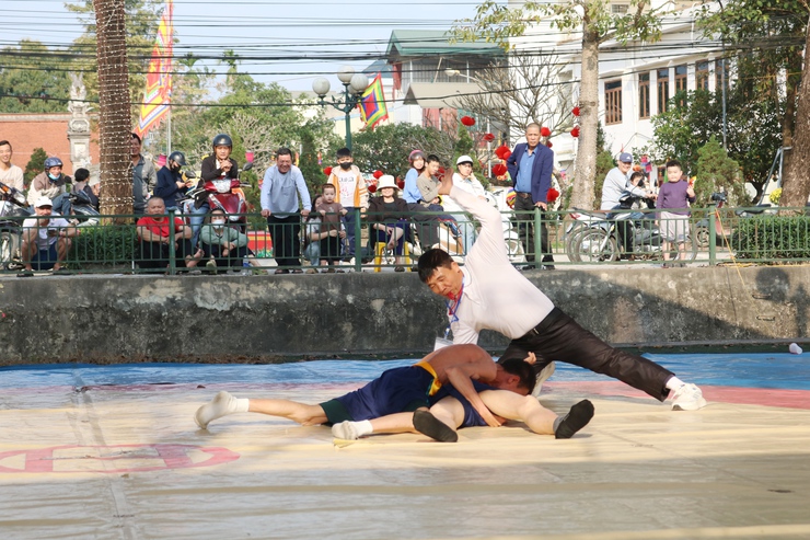Đồng chí Phùng Văn Tài- Phó bí thư Thường trực Đảng uỷ và đồng chí Nguyễn Trung Thành- Phó Bí thư Đảng uỷ, Chủ tịch UBND xã dự Khai mạc Giải vật truyền thống Hội vật Ngô Sài Xuân Bính Ngọ 2026- Ảnh 15.