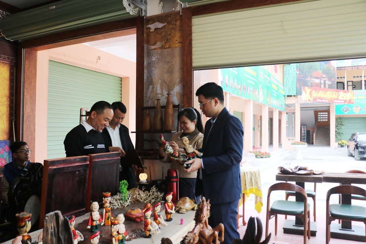 Đồng chí Ngô Văn Hùng – Phó Chủ tịch UBND xã  Quốc Oai dâng hương đầu xuân và kiểm tra công tác chuẩn bị Lễ hội đầu Xuân tại các Di tích trên địa bàn x ã- Ảnh 7.