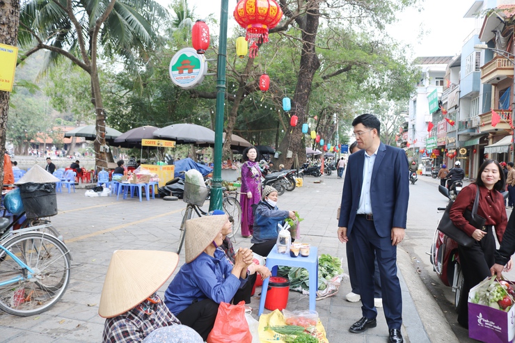 Đồng chí Ngô Văn Hùng – Phó Chủ tịch UBND xã  Quốc Oai dâng hương đầu xuân và kiểm tra công tác chuẩn bị Lễ hội đầu Xuân tại các Di tích trên địa bàn x ã- Ảnh 8.