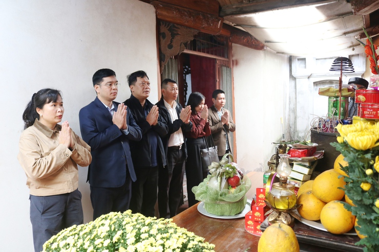 Đồng chí Ngô Văn Hùng – Phó Chủ tịch UBND xã  Quốc Oai dâng hương đầu xuân và kiểm tra công tác chuẩn bị Lễ hội đầu Xuân tại các Di tích trên địa bàn x ã- Ảnh 1.