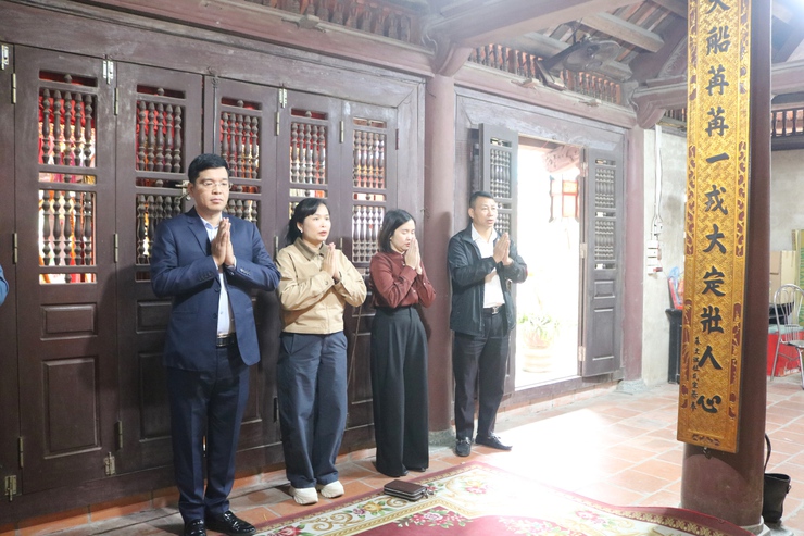 Đồng chí Ngô Văn Hùng – Phó Chủ tịch UBND xã  Quốc Oai dâng hương đầu xuân và kiểm tra công tác chuẩn bị Lễ hội đầu Xuân tại các Di tích trên địa bàn x ã- Ảnh 2.