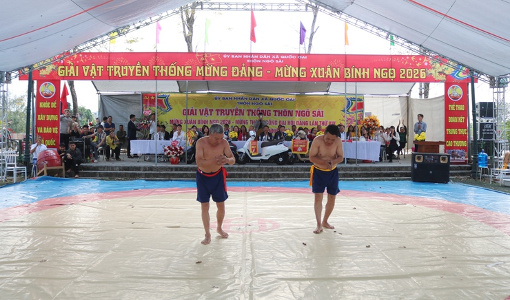 Đồng chí Phùng Văn Tài- Phó bí thư Thường trực Đảng uỷ và đồng chí Nguyễn Trung Thành- Phó Bí thư Đảng uỷ, Chủ tịch UBND xã dự Khai mạc Giải vật truyền thống Hội vật Ngô Sài Xuân Bính Ngọ 2026- Ảnh 7.