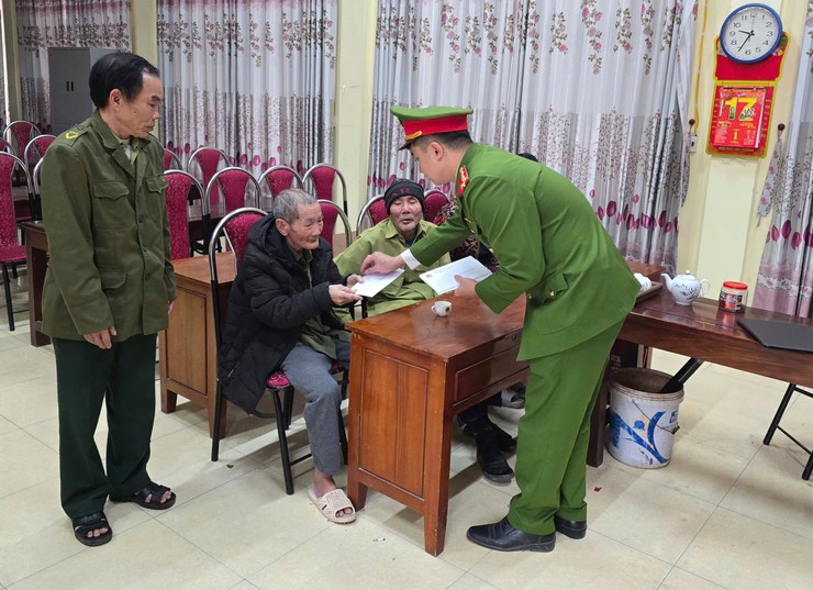 Hưởng ứng phong trào thi đua "Ba Nhất", Công an xã Chuyên Mỹ tổ chức Chương trình "Xuân yêu thương – Tết đong đầy”- Ảnh 3.