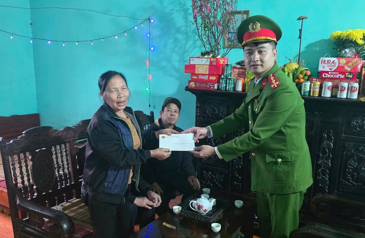 Hưởng ứng phong trào thi đua "Ba Nhất", Công an xã Chuyên Mỹ tổ chức Chương trình "Xuân yêu thương – Tết đong đầy”- Ảnh 4.