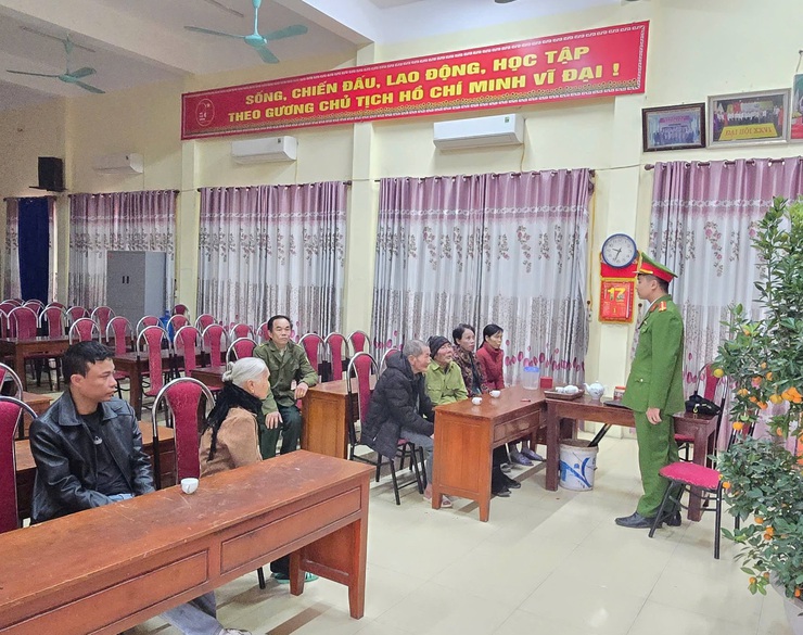 Hưởng ứng phong trào thi đua "Ba Nhất", Công an xã Chuyên Mỹ tổ chức Chương trình "Xuân yêu thương – Tết đong đầy”- Ảnh 2.