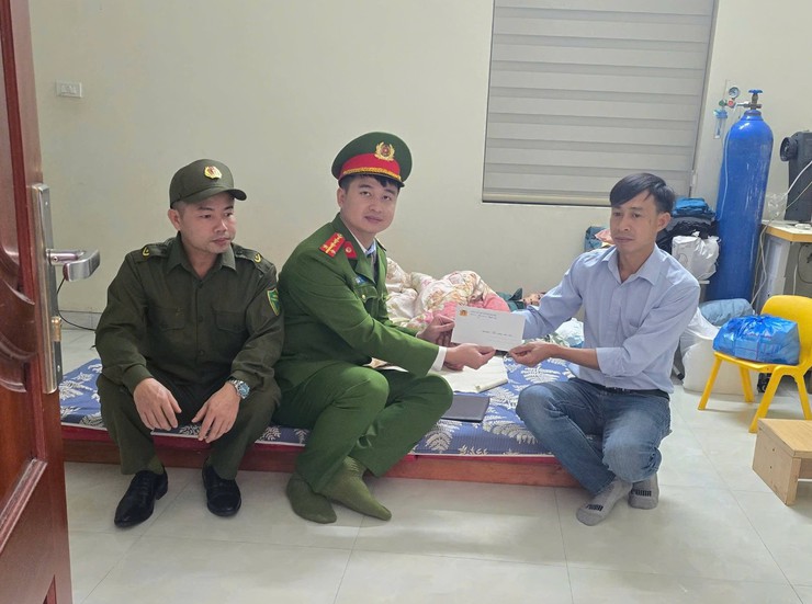 Hưởng ứng phong trào thi đua "Ba Nhất", Công an xã Chuyên Mỹ tổ chức Chương trình "Xuân yêu thương – Tết đong đầy”- Ảnh 5.