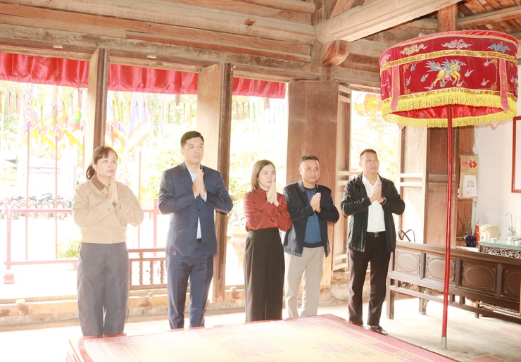 Đồng chí Ngô Văn Hùng – Phó Chủ tịch UBND xã  Quốc Oai dâng hương đầu xuân và kiểm tra công tác chuẩn bị Lễ hội đầu Xuân tại các Di tích trên địa bàn x ã- Ảnh 3.