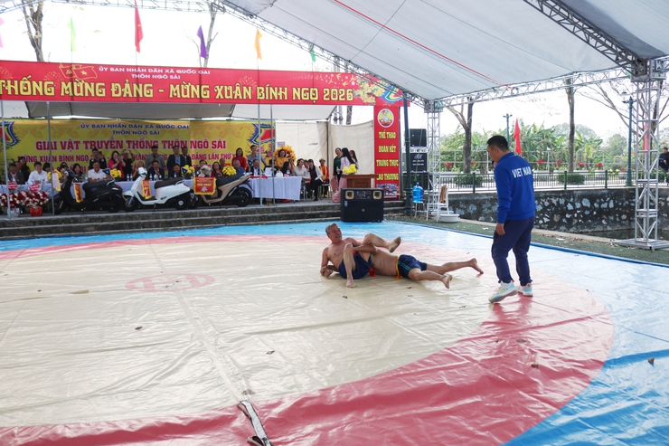 Đồng chí Phùng Văn Tài- Phó bí thư Thường trực Đảng uỷ và đồng chí Nguyễn Trung Thành- Phó Bí thư Đảng uỷ, Chủ tịch UBND xã dự Khai mạc Giải vật truyền thống Hội vật Ngô Sài Xuân Bính Ngọ 2026- Ảnh 8.