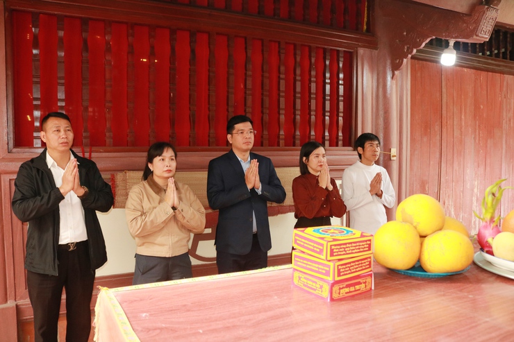 Đồng chí Ngô Văn Hùng – Phó Chủ tịch UBND xã  Quốc Oai dâng hương đầu xuân và kiểm tra công tác chuẩn bị Lễ hội đầu Xuân tại các Di tích trên địa bàn x ã- Ảnh 4.