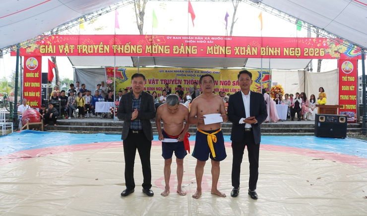 Đồng chí Phùng Văn Tài- Phó bí thư Thường trực Đảng uỷ và đồng chí Nguyễn Trung Thành- Phó Bí thư Đảng uỷ, Chủ tịch UBND xã dự Khai mạc Giải vật truyền thống Hội vật Ngô Sài Xuân Bính Ngọ 2026- Ảnh 9.