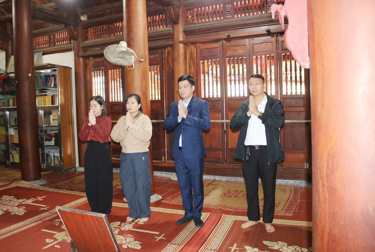 Đồng chí Ngô Văn Hùng – Phó Chủ tịch UBND xã  Quốc Oai dâng hương đầu xuân và kiểm tra công tác chuẩn bị Lễ hội đầu Xuân tại các Di tích trên địa bàn x ã- Ảnh 5.