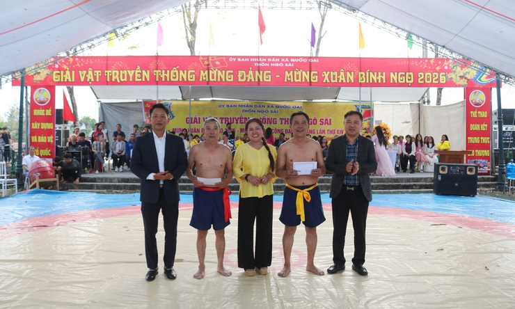 Đồng chí Phùng Văn Tài- Phó bí thư Thường trực Đảng uỷ và đồng chí Nguyễn Trung Thành- Phó Bí thư Đảng uỷ, Chủ tịch UBND xã dự Khai mạc Giải vật truyền thống Hội vật Ngô Sài Xuân Bính Ngọ 2026- Ảnh 10.