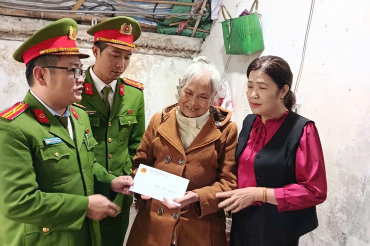 Hưởng ứng phong trào thi đua "Ba Nhất", Công an xã Chuyên Mỹ tổ chức Chương trình "Xuân yêu thương – Tết đong đầy”- Ảnh 1.