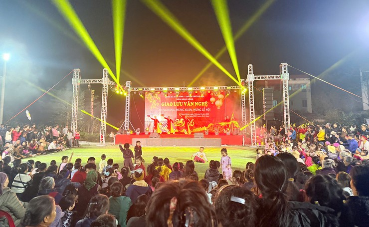 Sôi nổi hoạt động văn nghệ và trò chơi dân gian “Mừng Đảng – Mừng Xuân” tại các thôn- Ảnh 2.