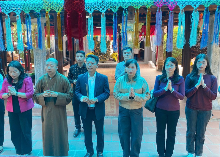 Đồng chí Phùng Văn Tài- Phó bí thư Thường trực Đảng uỷ và đồng chí Nguyễn Trung Thành- Phó Bí thư Đảng uỷ, Chủ tịch UBND xã dự Khai mạc Giải vật truyền thống Hội vật Ngô Sài Xuân Bính Ngọ 2026- Ảnh 1.