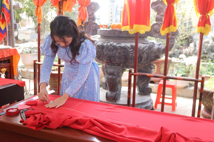 TRẠCH XÁ LONG TRỌNG TỔ CHỨC LỄ KHAI KIM, KHAI KÉO NGHỀ MAY ÁO DÀI TRUYỀN THỐNG XUÂN 2026- Ảnh 4.