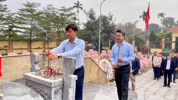 CÁC ĐỒNG CHÍ LÃNH ĐẠO XÃ HÒA XÁ DÂNG HƯƠNG, DÂNG HOA VIẾNG NGHĨA TRANG LIỆT SĨ NHÂN DỊP TẾT NGUYÊN ĐÁN BÍNH NGỌ- Ảnh 2.