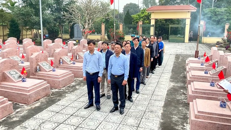 CÁC ĐỒNG CHÍ LÃNH ĐẠO XÃ HÒA XÁ DÂNG HƯƠNG, DÂNG HOA VIẾNG NGHĨA TRANG LIỆT SĨ NHÂN DỊP TẾT NGUYÊN ĐÁN BÍNH NGỌ- Ảnh 1.