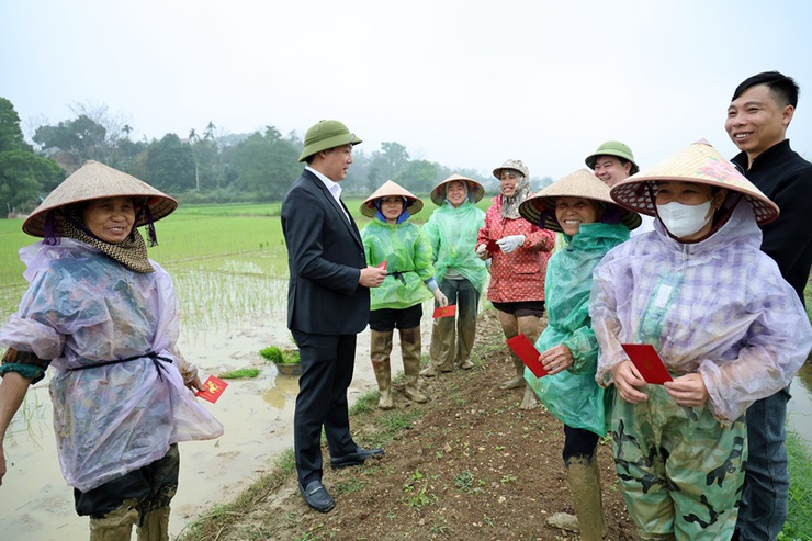 Đồng chí Chủ tịch UBND xã Xuân Mai Nguyễn Anh Đức xuống đồng động viên nông dân sản xuất vụ Xuân 2026- Ảnh 3.