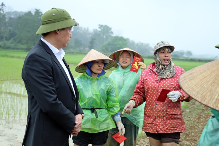 Đồng chí Chủ tịch UBND xã Xuân Mai Nguyễn Anh Đức xuống đồng động viên nông dân sản xuất vụ Xuân 2026- Ảnh 5.