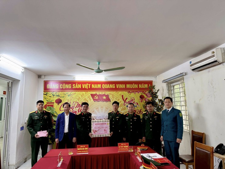 THỦ TRƯỞNG BỘ TƯ LỆNH THỦ ĐÔ HÀ NỘI THĂM, KIỂM TRA, CHÚC TẾT BAN CHỈ HUY QUÂN SỰ PHƯỜNG VĨNH HƯNG - Ảnh 1.