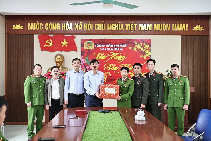 ĐẢNG ỦY – HĐND – UBND- UBMTTQ XÃ HÒA XÁ THĂM, TẶNG QUÀ CHÚC TẾT CÁC LỰC LƯỢNG VŨ TRANG VÀ Y TẾ NHÂN DỊP XUÂN BÍNH NGỌ 2026- Ảnh 1.