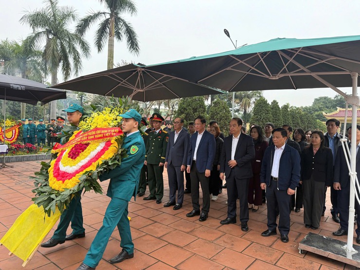 PHƯỜNG VĨNH HƯNG TỔ CHỨC LỄ DÂNG HƯƠNG TƯỞNG NIỆM CÁC ANH HÙNG LIỆT SĨ NHÂN DỊP TẾT NGUYÊN ĐÁN BÍNH NGỌ 2026- Ảnh 1.