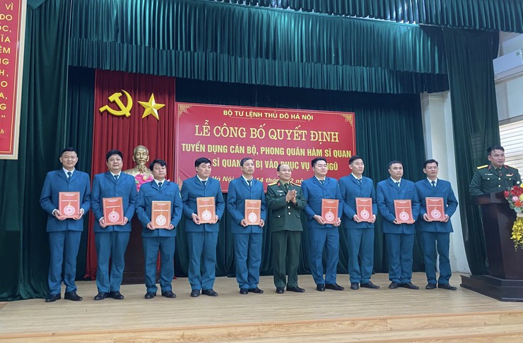 CHÚC MỪNG CÁC ĐỒNG CHÍ BCH QUÂN SỰ ĐƯỢC TUYỂN DỤNG, PHONG QUÂN HÀM SĨ QUAN QUÂN ĐỘI- Ảnh 1.