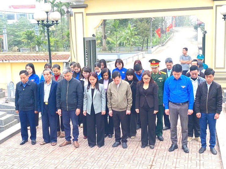 CÁC ĐỒNG CHÍ LÃNH ĐẠO XÃ HÒA XÁ DÂNG HƯƠNG, DÂNG HOA VIẾNG NGHĨA TRANG LIỆT SĨ NHÂN DỊP TẾT NGUYÊN ĐÁN BÍNH NGỌ- Ảnh 7.