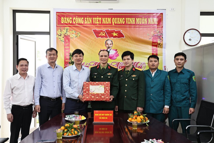 ĐẢNG ỦY – HĐND – UBND- UBMTTQ XÃ HÒA XÁ THĂM, TẶNG QUÀ CHÚC TẾT CÁC LỰC LƯỢNG VŨ TRANG VÀ Y TẾ NHÂN DỊP XUÂN BÍNH NGỌ 2026- Ảnh 2.