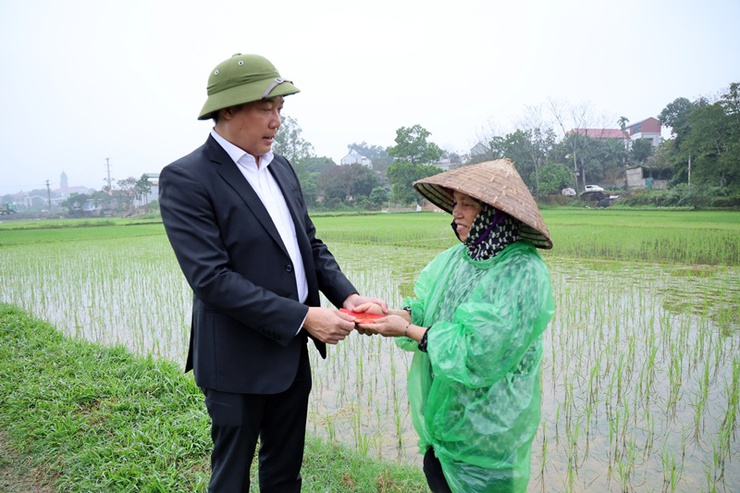Đồng chí Chủ tịch UBND xã Xuân Mai Nguyễn Anh Đức xuống đồng động viên nông dân sản xuất vụ Xuân 2026- Ảnh 1.