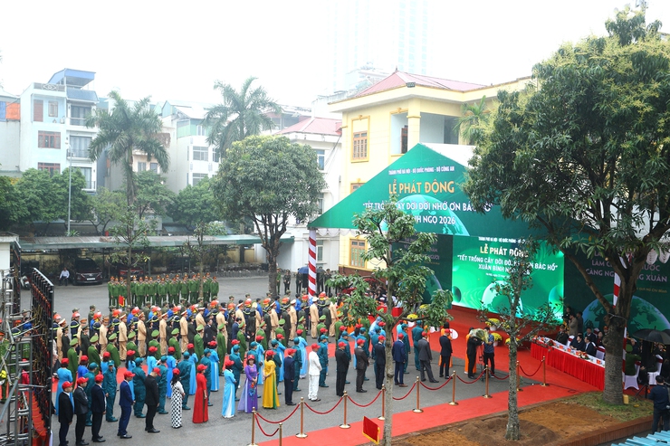 Chủ tịch HĐND thành phố Hà Nội Phùng Thị Hồng Hà dự Tết trồng cây tại trụ sở Công an phường Hà Đông

- Ảnh 1.