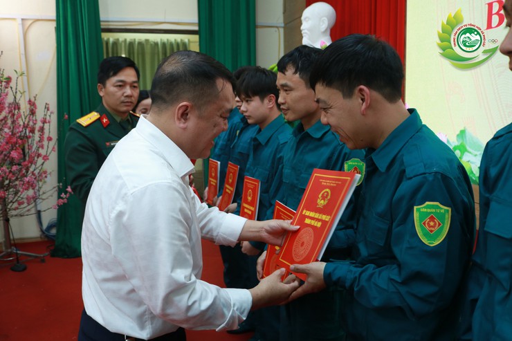 Phú Cát công bố Quyết định thành lập Tiểu đội dân quân thường trực- Ảnh 1.