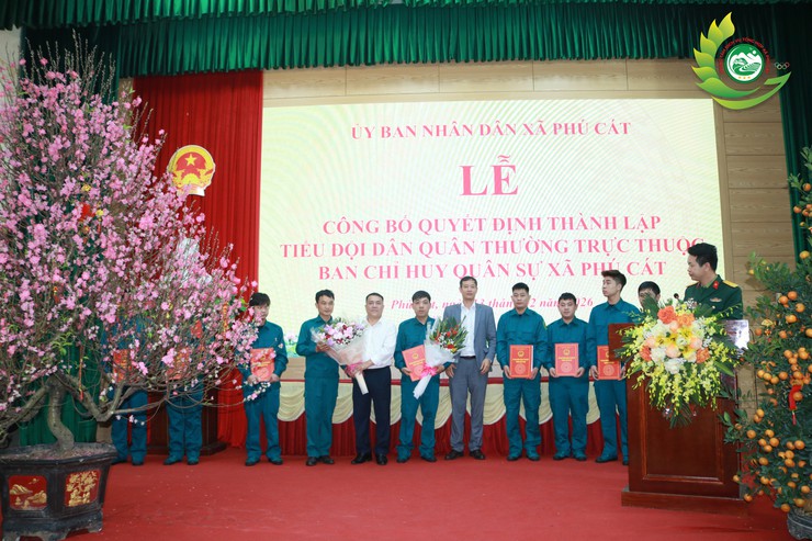 Phú Cát công bố Quyết định thành lập Tiểu đội dân quân thường trực- Ảnh 2.