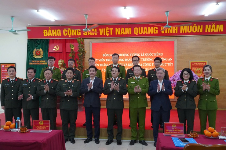 Thượng tướng Lê Quốc Hùng thăm và kiểm tra công tác trực Tết tại Công an phường Thanh Xuân- Ảnh 4.