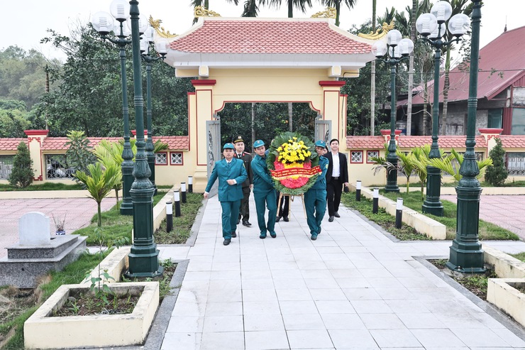 CÁC ĐỒNG CHÍ LÃNH ĐẠO XÃ HÒA XÁ DÂNG HƯƠNG, DÂNG HOA VIẾNG NGHĨA TRANG LIỆT SĨ NHÂN DỊP TẾT NGUYÊN ĐÁN BÍNH NGỌ- Ảnh 4.