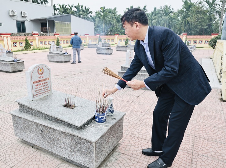 CÁC ĐỒNG CHÍ LÃNH ĐẠO XÃ HÒA XÁ DÂNG HƯƠNG, DÂNG HOA VIẾNG NGHĨA TRANG LIỆT SĨ NHÂN DỊP TẾT NGUYÊN ĐÁN BÍNH NGỌ- Ảnh 5.