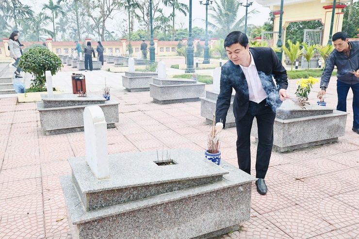 CÁC ĐỒNG CHÍ LÃNH ĐẠO XÃ HÒA XÁ DÂNG HƯƠNG, DÂNG HOA VIẾNG NGHĨA TRANG LIỆT SĨ NHÂN DỊP TẾT NGUYÊN ĐÁN BÍNH NGỌ- Ảnh 6.