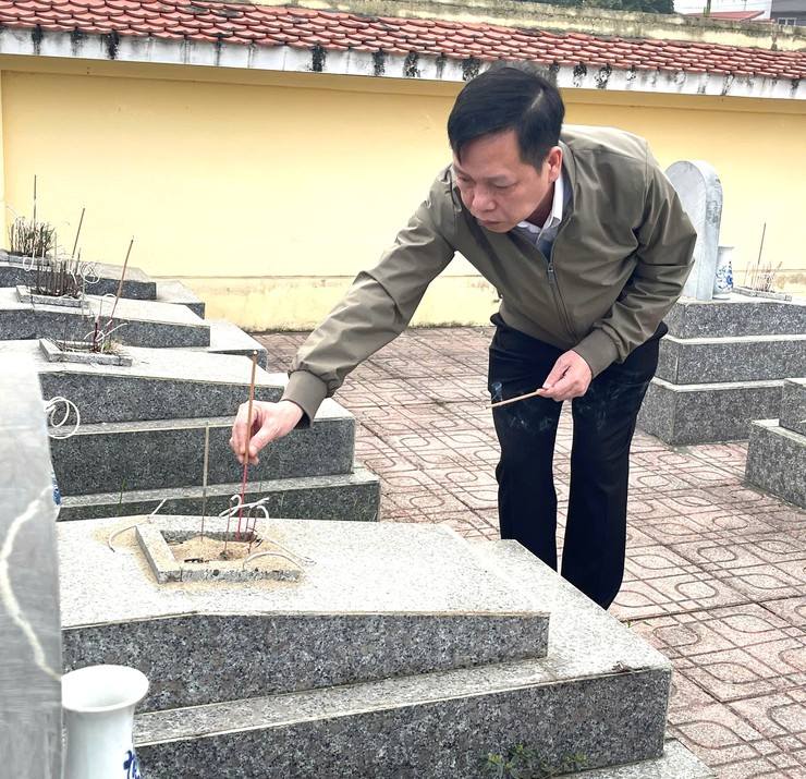 CÁC ĐỒNG CHÍ LÃNH ĐẠO XÃ HÒA XÁ DÂNG HƯƠNG, DÂNG HOA VIẾNG NGHĨA TRANG LIỆT SĨ NHÂN DỊP TẾT NGUYÊN ĐÁN BÍNH NGỌ- Ảnh 8.